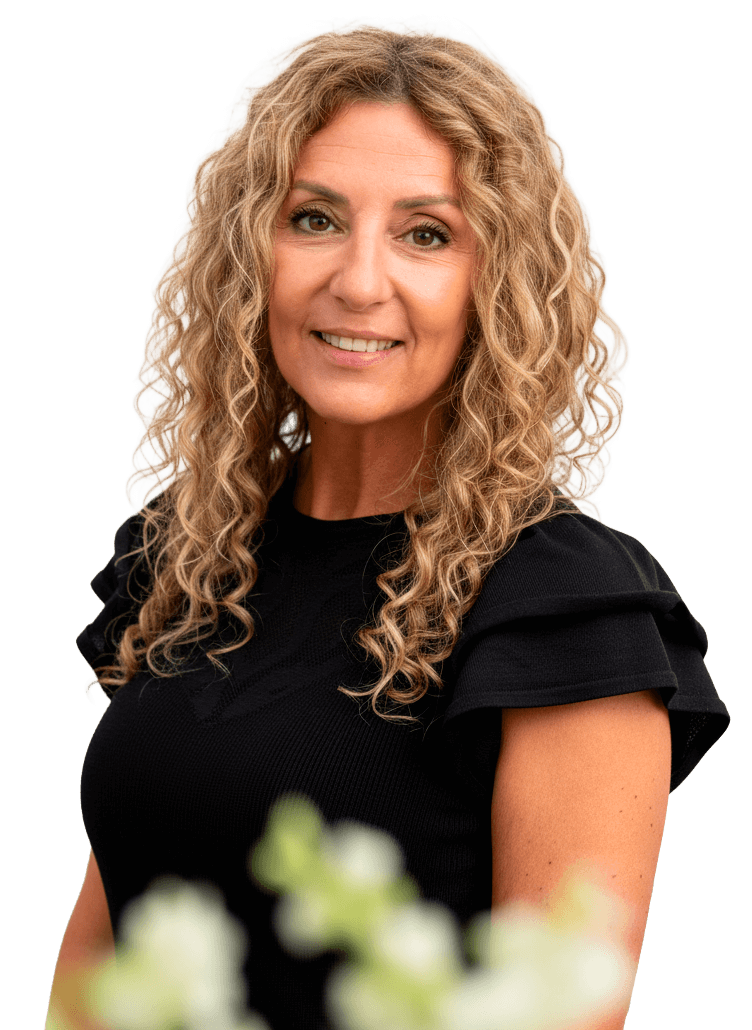Mujer rubia con el pelo rizado y blusa negra.